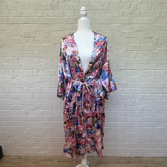 Mary Katrantzou x Victoria’s Secret Robe and Lingerie Set - Picture 3 of 8